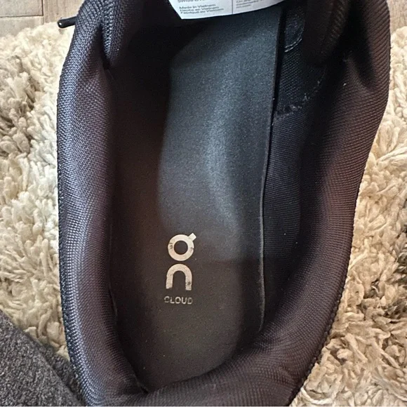 On Cloud 6 running shoes in black and whiteMen’s size 14